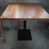 Tavolo da bar con base in ferro e piano in legno 