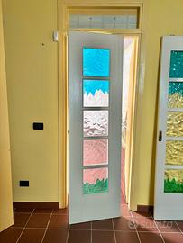 Porta scorrevole in legno con parti in vetro