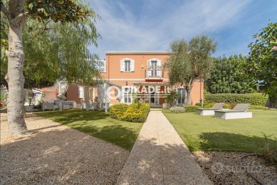 Pula - Villa con ampio giardino in centro