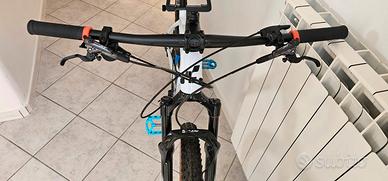 bicicletta cube in carbonio