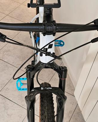 bicicletta cube in carbonio