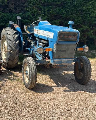 Trattore Ford super dexta 3000 targato con arco e 