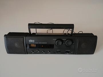 Radioricevitore stereo con orologio e sveglia.