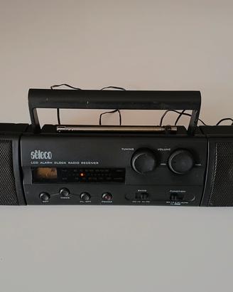 Radioricevitore stereo con orologio e sveglia.