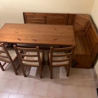 Tavolo con panchina ad angolo e sedie