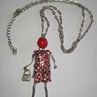 Ciondolo in strass con catena regolabile. 