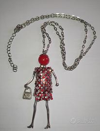 Ciondolo in strass con catena regolabile. 