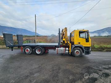 Iveco 240-34 con gru e pianale con rampe