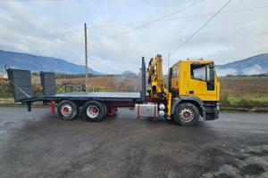 Iveco 240-34 con gru e pianale con rampe