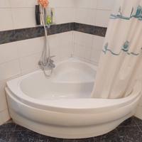 Vasca con miscelatore e due porte in legno