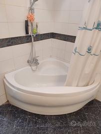 Vasca con miscelatore e due porte in legno