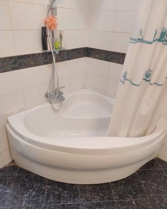 Vasca con miscelatore e due porte in legno