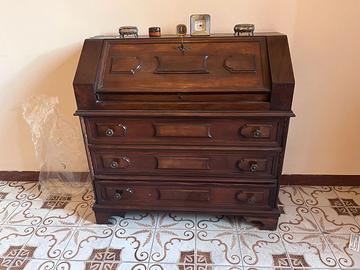 Cassettiera intarsiata in legno massiccio anni '60