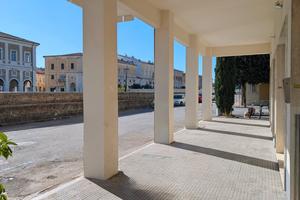 Locale commerciale in centro storico SE/022