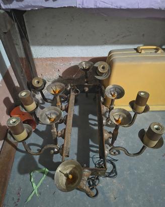 Lampadario vintage in ferro candele e lampadine