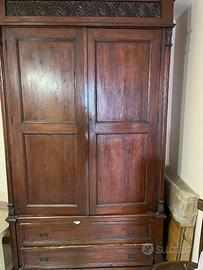 Armadio antico in legno massiccio