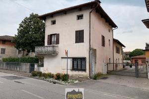 PIERIS Centro Ampia casa accostata su un lato/V442