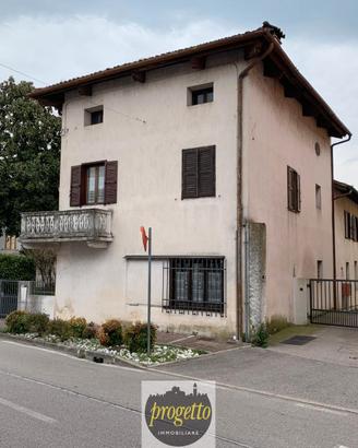 PIERIS Centro Ampia casa accostata su un lato/V442