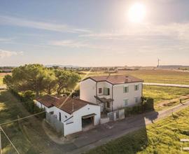 Villa ristrutturata con giardino