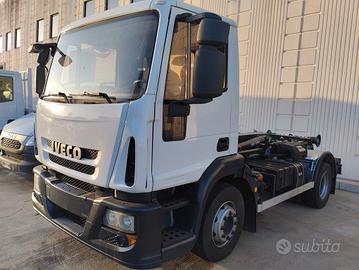 Motrice Iveco 140E22 dotato di impianto scarrabile