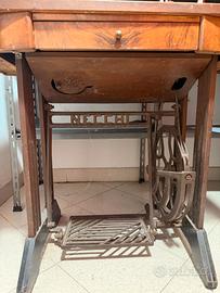 Mobile Macchina da Cucire Vintage Necchi