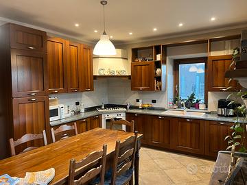 Cucina classica in legno