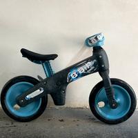Bicicletta senza pedali per bambini.