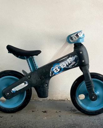 Bicicletta senza pedali per bambini.