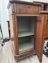 Comodino antico in noce