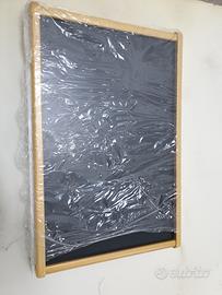 Tavolino in legno per la  colazione a  letto. 