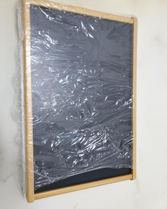 Tavolino in legno per la  colazione a  letto. 