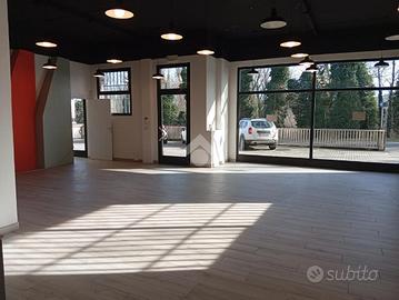 NEGOZIO A LANGHIRANO