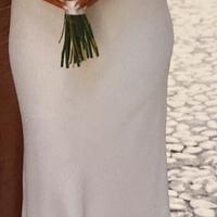 Abito da sposa minimal chic con velo