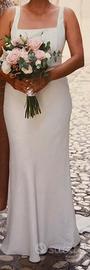 Abito da sposa minimal chic con velo