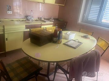 Tavolo sedie e mobili, pensili cucina in legno