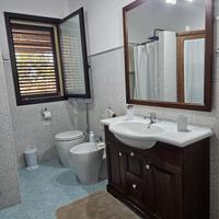 Lavabo completo di mobile e specchiera, wc e bidet
