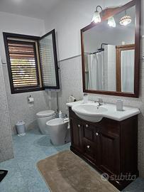 Lavabo completo di mobile e specchiera, wc e bidet