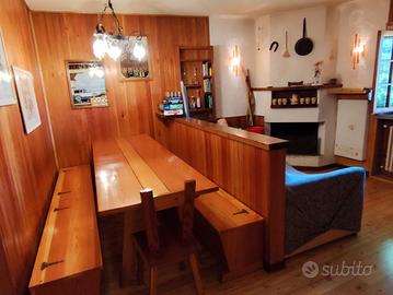 Grande tavolo da pranzo in abete e cassapanche
