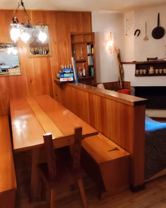 Grande tavolo da pranzo in abete e cassapanche