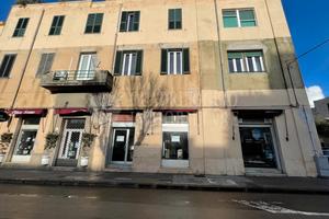 Ampio Locale Commerciale Fronte Piazza della Merce