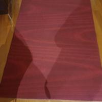 Tappeto rosso scuro per salotto