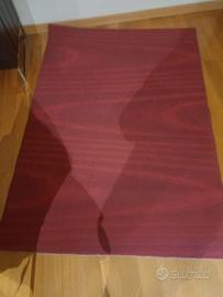 Tappeto rosso scuro per salotto