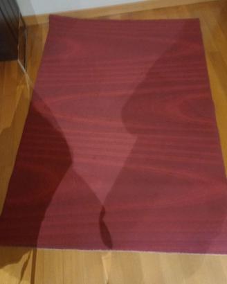 Tappeto rosso scuro per salotto