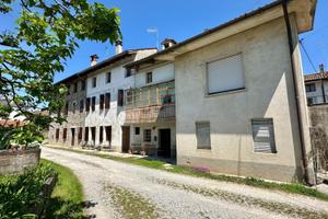 CASA IN CORTE CON GRANDE POTENZIALE E TRANQUILL...