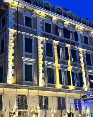 Attività / Licenza di 2100 m² con più di 5 locali 