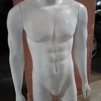 manichino uomo si mantiene senza base