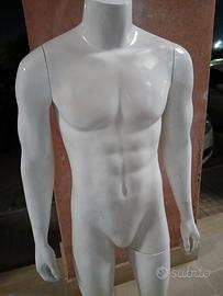 manichino uomo si mantiene senza base