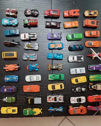 70 modellini Hot Wheels
