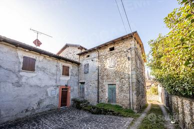 Casa indipendente su due livelli con giardino priv