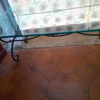 TAVOLINO DA SALOTTO IN FERRO BATTUTO E CRISTALLO